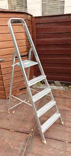 Aluminium Huishoudtrap - 4 Treden, Doe-het-zelf en Verbouw, Ladders en Trappen, Gebruikt, Trap, Ophalen of Verzenden, Opvouwbaar of Inschuifbaar