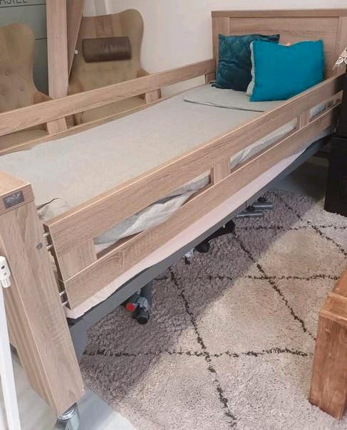SenZup Hoog Laag verpleegbed, Huis en Inrichting, Slaapkamer | Bedden, Gebruikt, Eenpersoons, 90 cm, 200 cm, Hout, Verstelbaar