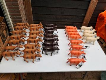 40 dieren plastic  beschikbaar voor biedingen