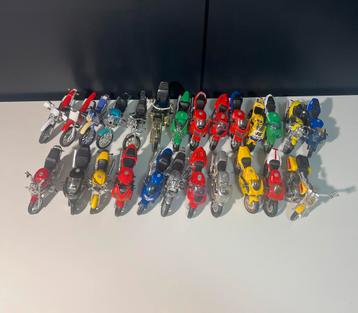 200. 25 Modelmotoren 1:18 - Diverse Modellen beschikbaar voor biedingen