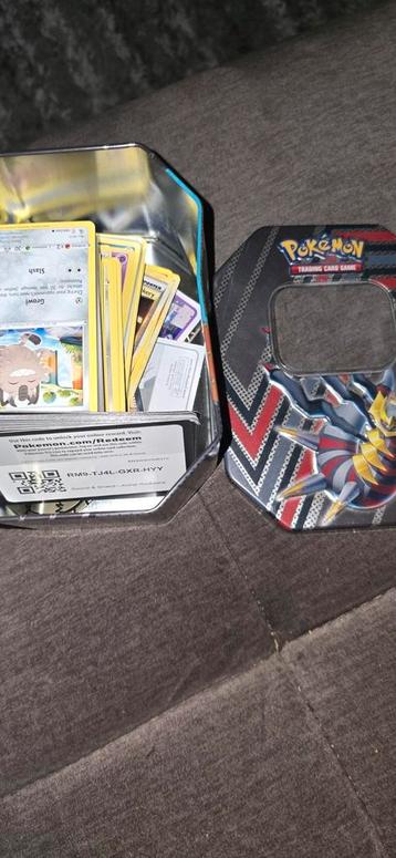 Blik met ongeveer 20 pakjes pokemon kaarten beschikbaar voor biedingen