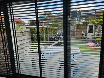 zwarte lamellen beschikbaar voor biedingen