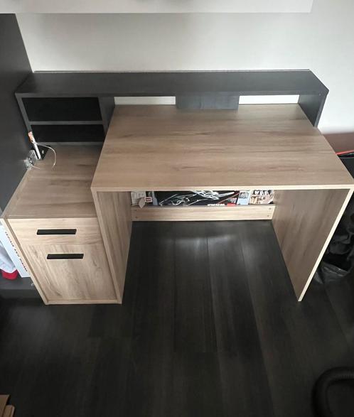 Bureau met stoel (moet weg), Huis en Inrichting, Bureaus, Nieuw, Bureau, Ophalen