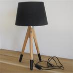 Z.g.a.n. Schemerlamp, zwarte kap, houten voet, Huis en Inrichting, Lampen | Tafellampen, Ophalen of Verzenden, Zo goed als nieuw