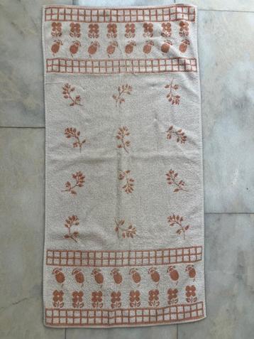 Handdoek met afbeeldingen van bloemen en bladeren beschikbaar voor biedingen