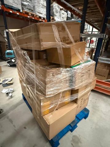 Pallet met diverse lampen beschikbaar voor biedingen