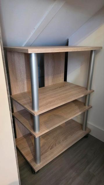 Te koop: houten kastje met wieltjes beschikbaar voor biedingen
