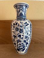 Delfts blauwe vaas - Bloemen handgeschilderd, Blauw, Aardewerk of Porselein, Ophalen of Verzenden, Zo goed als nieuw