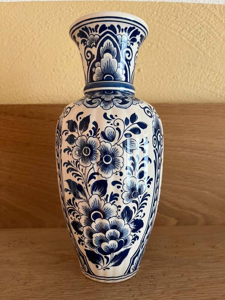 Delfts blauwe vaas - Bloemen handgeschilderd, Huis en Inrichting, Woonaccessoires | Vazen, Zo goed als nieuw, Blauw, Minder dan 50 cm