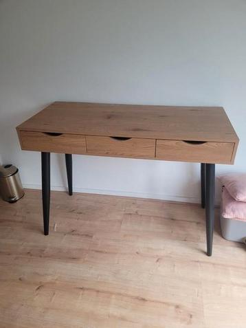 Bureau met lades beschikbaar voor biedingen