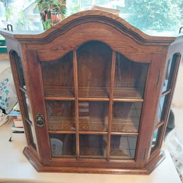 Vitrine kastje voor wand, mooie staat voor verzameling beschikbaar voor biedingen