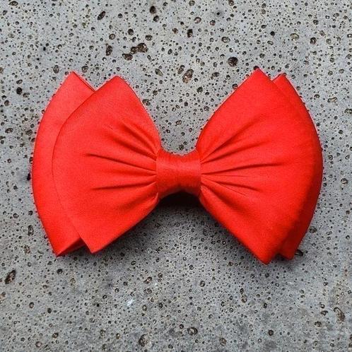 Rood dubbel strik haarclip, Sieraden, Tassen en Uiterlijk, Uiterlijk | Haarverzorging, Zo goed als nieuw, Haarspeld, Ophalen of Verzenden