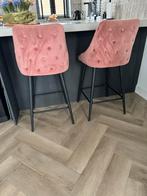 Barkrukken oud roze velvet stof met mooi knopen detail, Huis en Inrichting, Barkrukken, 2 krukken, 60 tot 90 cm, Metaal, Zo goed als nieuw