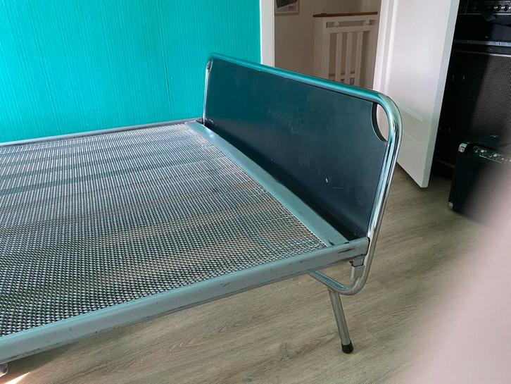 Vintage metalen spiraalbed – retro design jaren ’60/’70, Huis en Inrichting, Slaapkamer | Bedden, Gebruikt, Twijfelaar, 140 cm
