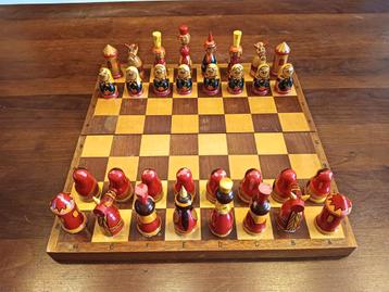 schaakbord met Russische matroesjka poppetjes, brocante  beschikbaar voor biedingen