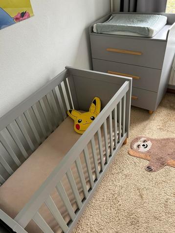 Commode en Ledikant baby bed, kast, matras kinderkamer beschikbaar voor biedingen