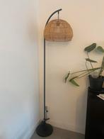 Zwarte vloerlamp met naturel beige kap van rotan, Huis en Inrichting, Lampen | Vloerlampen, Ophalen, Zo goed als nieuw, Metaal