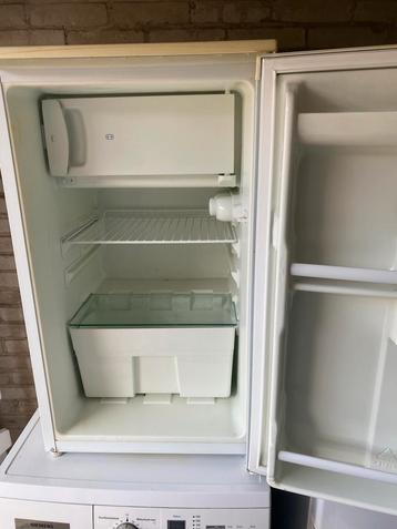 Tafelmodel koelkast met een vriesvak beschikbaar voor biedingen