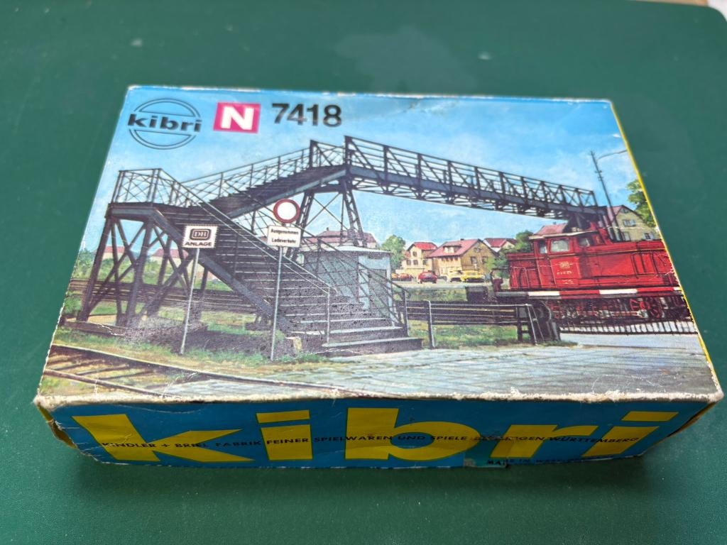 Kibri voetgangersbrug 7418  IMG7448/9, Hobby en Vrije tijd, Modeltreinen | N-Spoor, Overige merken, Gebruikt, Gelijkstroom of Wisselstroom
