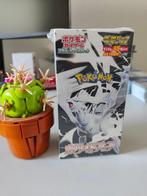 White Flare Deluxe Booster Box - Reshiram ETB Elite Trainer, Ophalen of Verzenden, Nieuw, Boosterbox, Foil