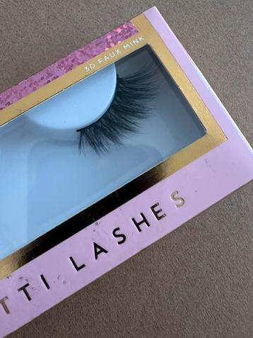 Wimpers van Tatti Lash beschikbaar voor biedingen