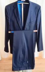 Prachtig blauw kostuum van het merk Van Gils maat 56, Kleding | Heren, Kostuums en Colberts, Ophalen of Verzenden, Zo goed als nieuw