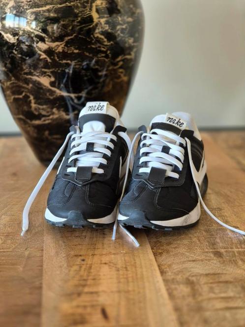 Zwart witte Nike dames sneakers, Sport en Fitness, Basketbal, Nieuw, Schoenen, Ophalen of Verzenden