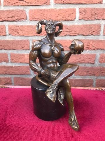 fraai bronzen beeld, grijnzende duivel met schedel beschikbaar voor biedingen