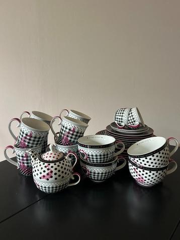 Servies wit/zwart/roze (29-deling) beschikbaar voor biedingen