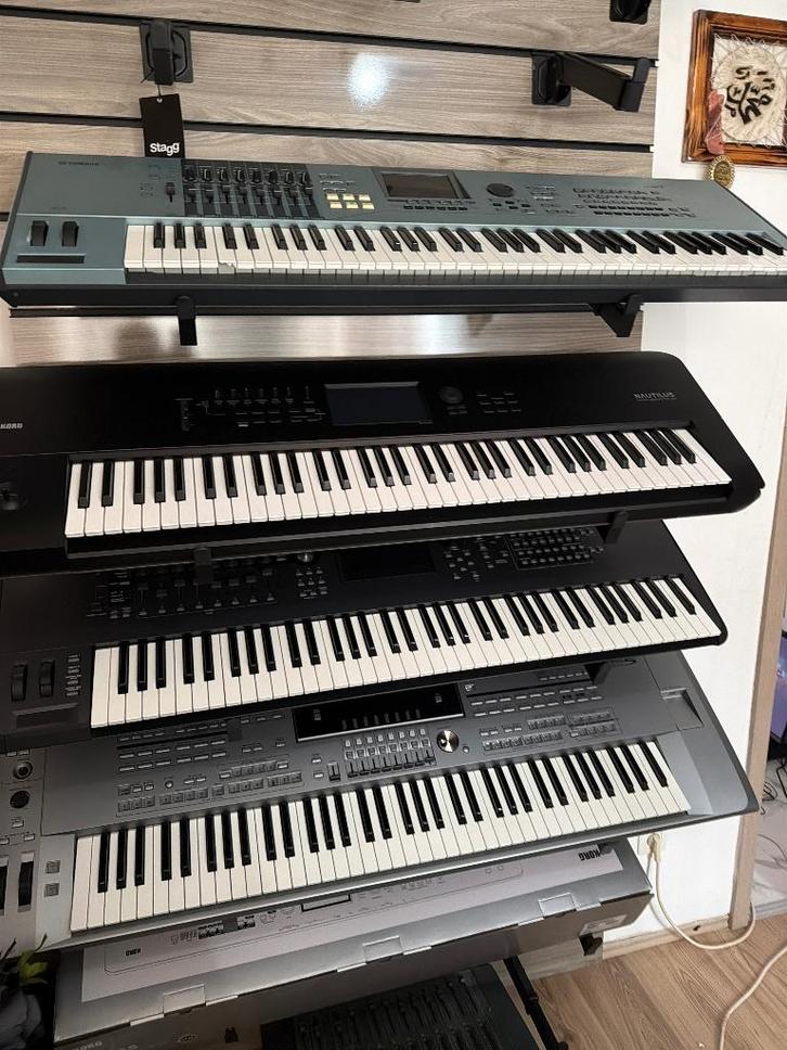 Verschillende synthesizers Met Garantie, Muziek en Instrumenten, Synthesizers, Gebruikt, Overige aantallen, Overige merken, Met midi-aansluiting