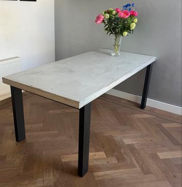 Betoonlook eettafel 