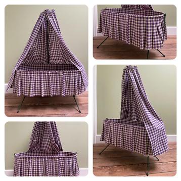 Schattige vintage poppenwieg schommelwieg met hemel beschikbaar voor biedingen