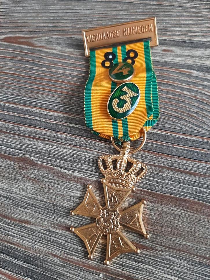 Vierdaagse Nijmegen Kruis met cijfers, Verzamelen, Militaria | Algemeen, Overige soorten, Lintje, Medaille of Wings, Nederland
