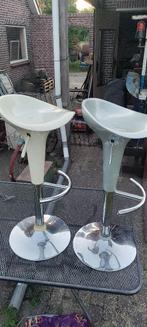 2 oude barkrukken draaibaar, Ophalen