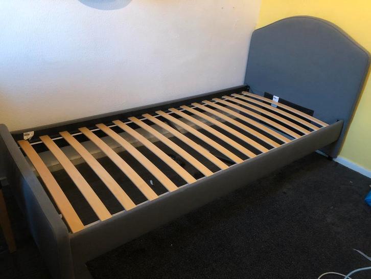 Hauga IKEA bed (1 persoons), Huis en Inrichting, Slaapkamer | Bedden, Gebruikt, Eenpersoons, 90 cm, 200 cm, Stof, Grijs, Ophalen