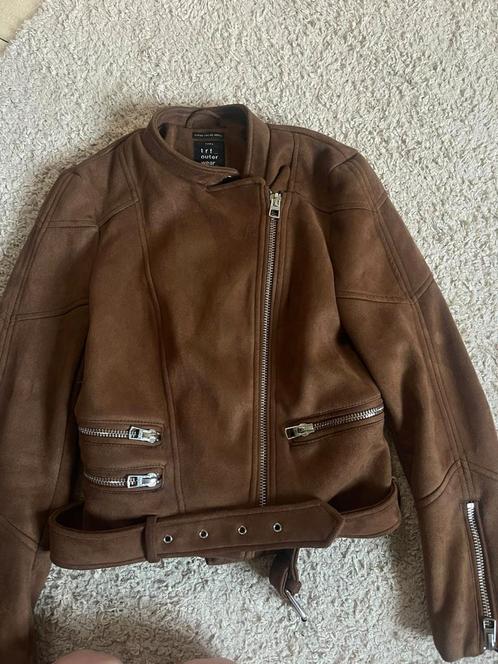 Moderne bruine suède-look jas - Zara TRF, Kleding | Dames, Jasjes, Kostuums en Pakken, Zo goed als nieuw, Maat 34 (XS) of kleiner