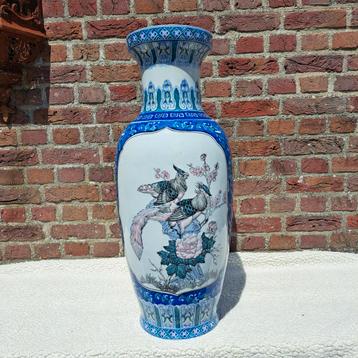 Prachtige chinese vaas beschikbaar voor biedingen