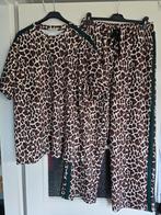 Nieuw pak panter groene bies 44 46 48, Kleding | Dames, Huispakken, Ophalen of Verzenden, Nieuw, Maat 46/48 (XL) of groter, Groen