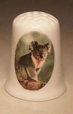Koala beer op een tak vingerhoedje, Verzamelen, Ophalen of Verzenden, Nieuw, Porselein, Nederland