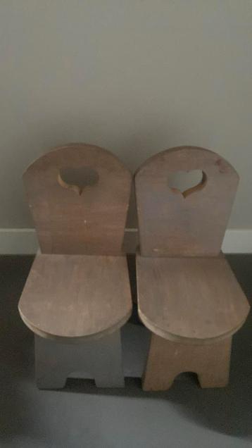 Leuk peuter tafeltje met 2 stoeltjes beschikbaar voor biedingen
