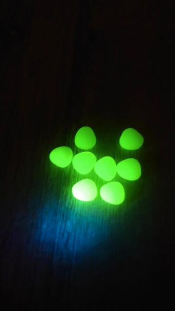 8 uranium kralen  beschikbaar voor biedingen