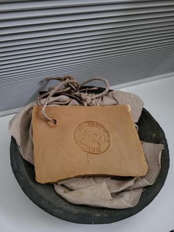 Hardstenen schaal met zeep en linnen beschikbaar voor biedingen