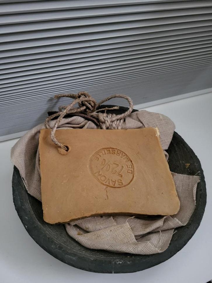 Hardstenen schaal met zeep en linnen, Huis en Inrichting, Woonaccessoires | Schalen en Manden, Zo goed als nieuw, Schaal, Rond