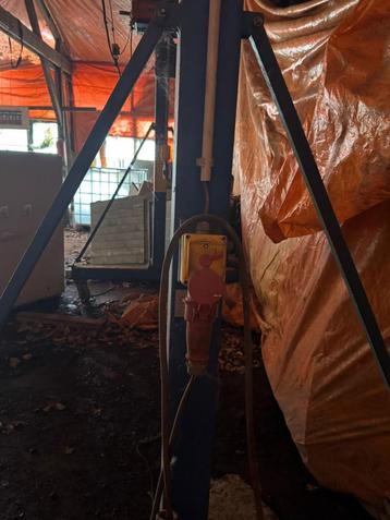 Motor takel 1000kg beschikbaar voor biedingen