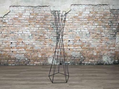 Cascando Basket Coat Stand bij TheReSales, Huis en Inrichting, Woonaccessoires | Kapstokken, Zo goed als nieuw, Staande kapstok