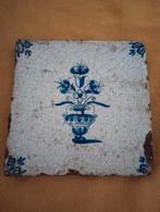 Oude Delfts Blauwe Tegel met Bloemenvaas, Antiek en Kunst, Antiek | Wandborden en Tegels, Ophalen of Verzenden