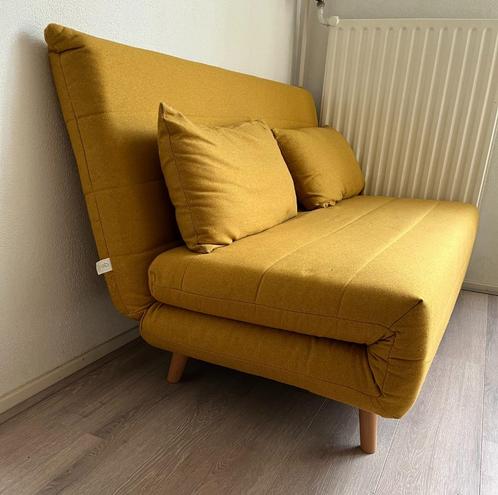 Mosterdgeel fluwelen slaapbankje, Huis en Inrichting, Banken | Sofa's en Chaises Longues, Zo goed als nieuw, Tweepersoons, Minder dan 150 cm
