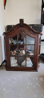 Notenhouten vitrinekastje met servies, Antiek en Kunst, Antiek | Meubels | Kasten, Ophalen