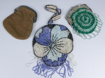 Twee antiek zilveren tasbeugels en een kralen avondtasje**** beschikbaar voor biedingen