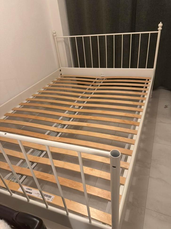 IKEA / Witte bed  metaal met bodem, Huis en Inrichting, Slaapkamer | Bedden, Zo goed als nieuw, 140 cm, Metaal, Wit, Ophalen